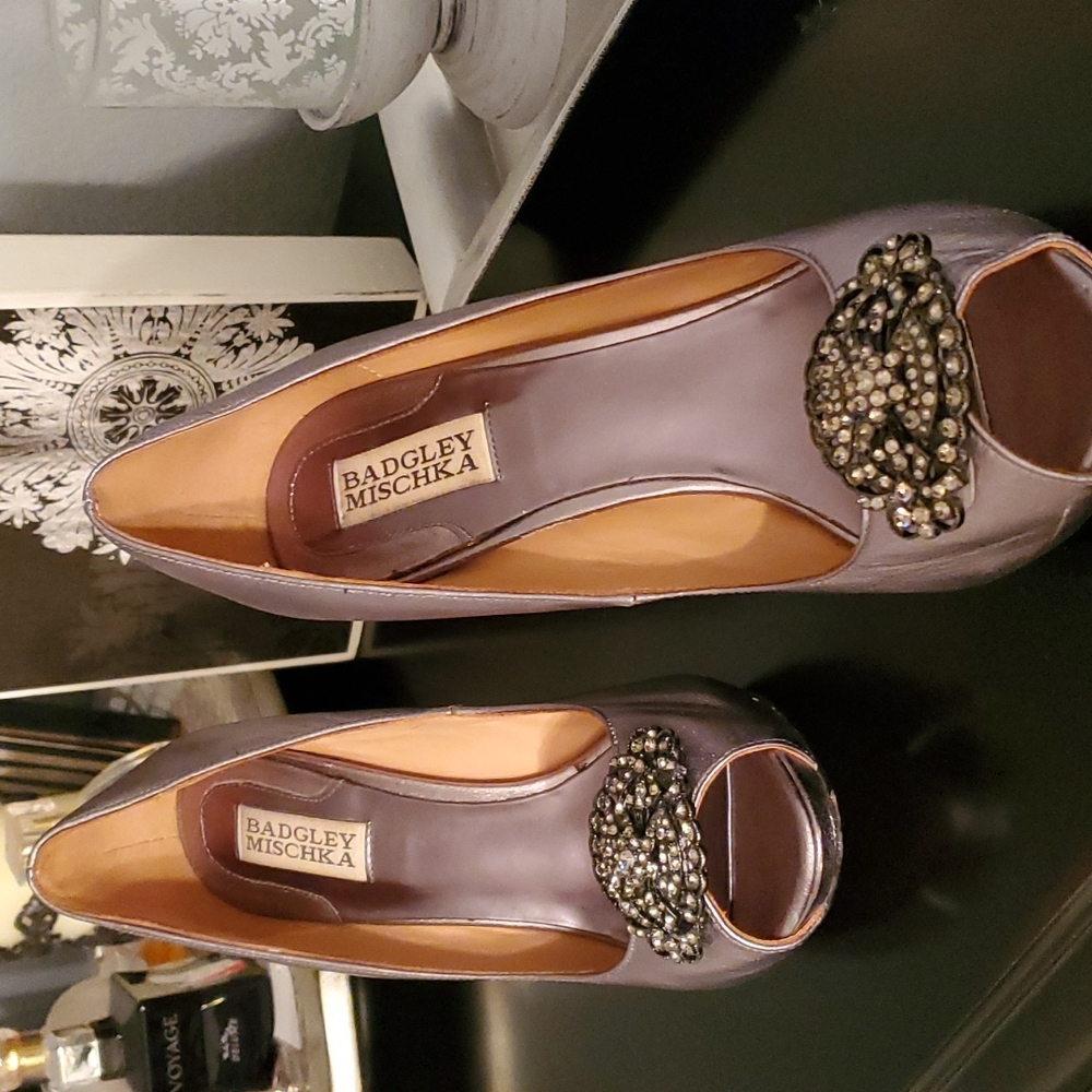 Badgley Mischka 7.5 metallic jeweled heels in excellent condition